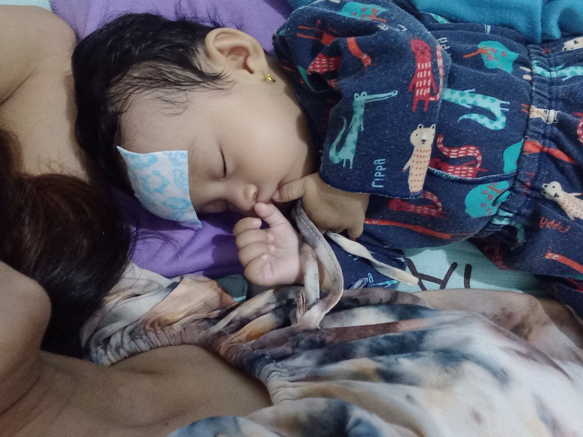 Anak mama yg lg panas badannya hbis imunisasi🥺 siang td nangis trus 🥲