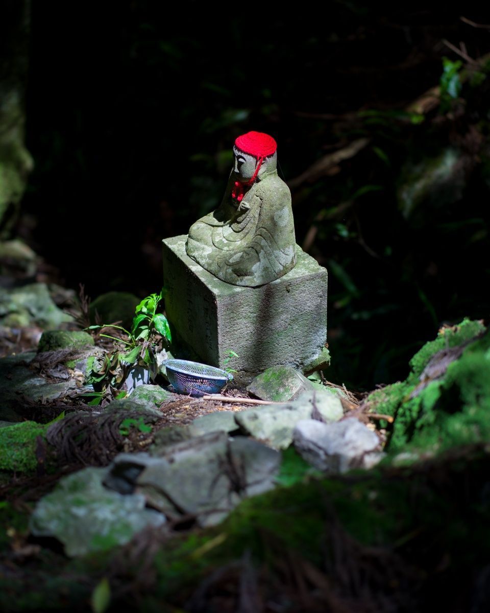 OffbeatJapan's tweet photo. This little Jizô has a big heart... Do you know what these little red-capped statues represent? https://t.co/VUaakRgMHK