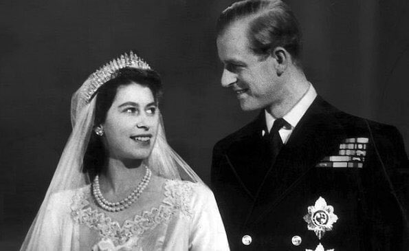serapionix's tweet photo. Oggi la regina Elisabetta e il duca di Edimburgo avrebbero fatto 74 anni di matrimonio. 

Questo è il primo anniversario senza il suo amato Filippo. 💔 https://t.co/9GxcKUQRXL