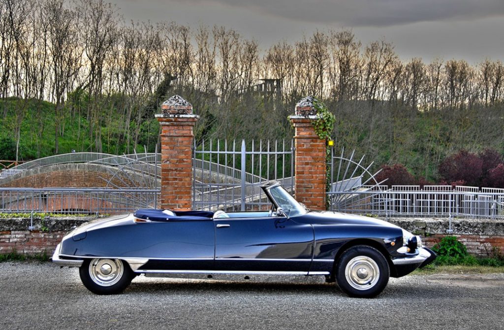 MotoFotoStudio's tweet photo. The Citroen DS Was French Luxury and Technologically Advanced For Its Time https://t.co/4x16sWu4eo https://t.co/EY3DNDAAUo