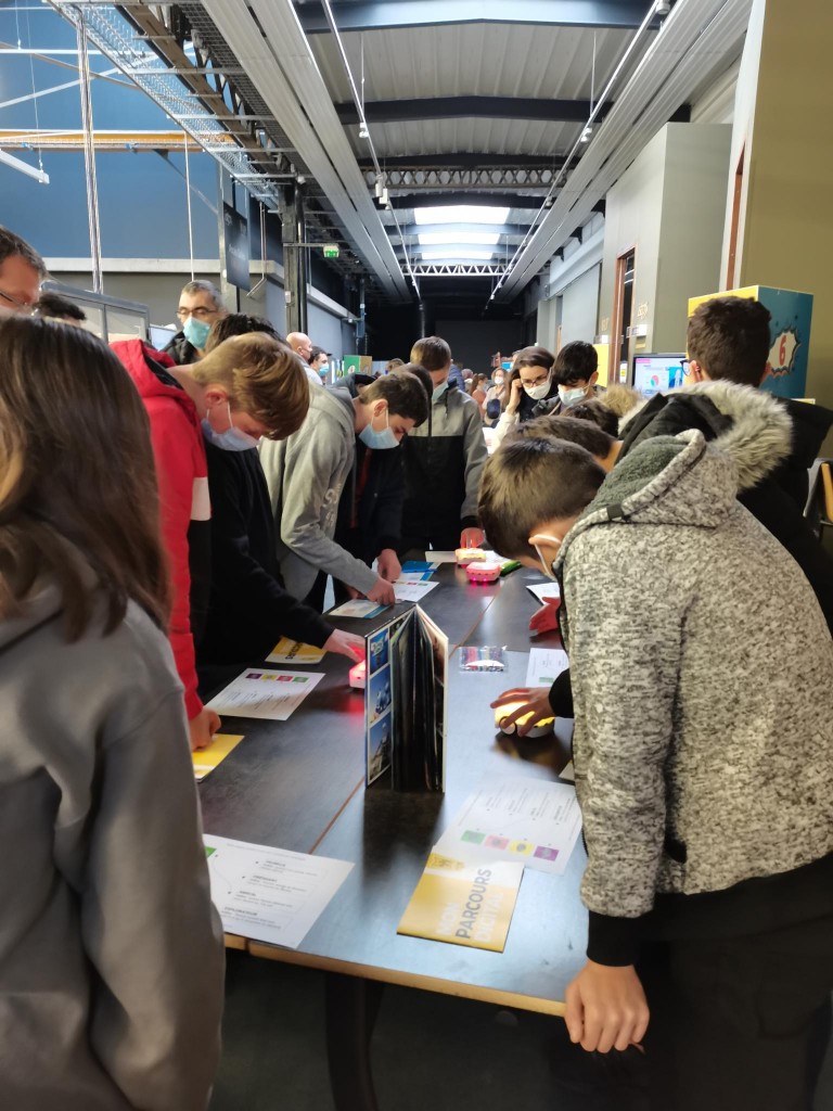 Ce matin à l'<a href="/IRUPOfficiel/">IRUP Officiel</a> #SaintEtienne: dehors c'est purée de pois, dedans c'est Parcours Digital! Avec <a href="/Digitaleague/">Digital League</a> pour faire découvrir les métiers du numérique aux collégiens de la Loire. Au programme de nos médiateurs: #Dataviz et robotique avec <a href="/ThymioII/">Thymio</a>
#MedNum42