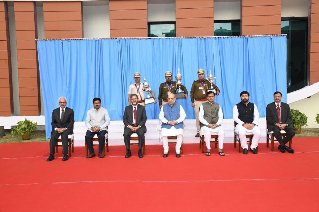 yadavakhilesh's tweet photo. चिराग तले अंधेरा… https://t.co/4cIGr7Tk5p