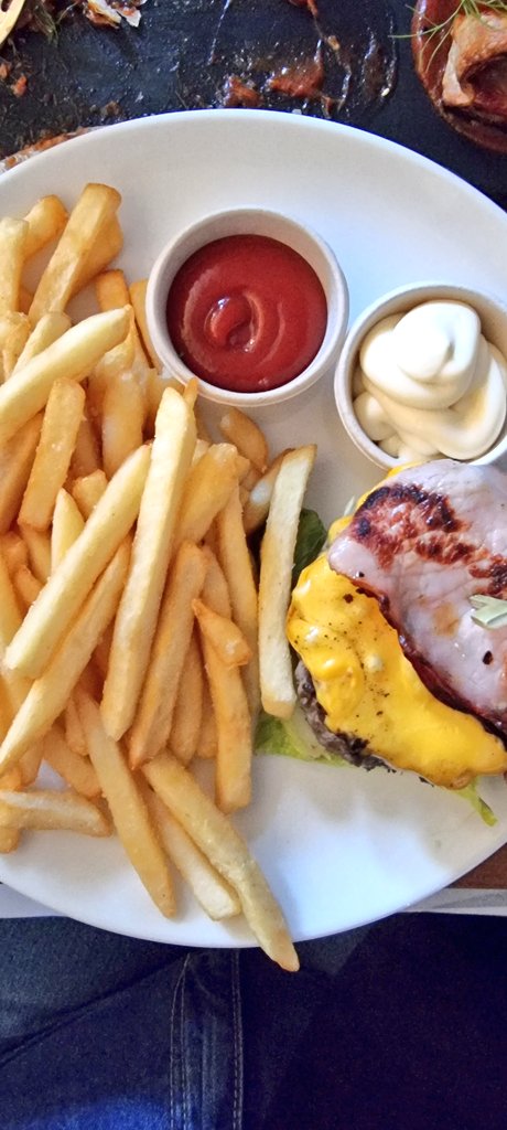 GemmaTognini's tweet photo. I dont trust women who don't eat.
#BargeArse #fitgirlproblems https://t.co/r189ruxhLE