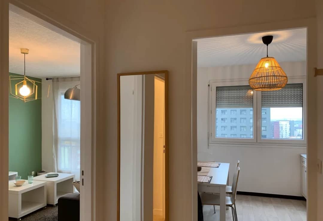 Alice66029323's tweet photo. Particulier loue appartement meublé, exposé sud-ouest, très ensoleillé avec une très belle vue sur Nantes et la Loire, situé sur l’île Beaulieu. Très bien équipé : cuisine équipée et aménagée, salon (canapé lit, bureau), belle chambre, SDB. Nombreux rangements (3 grands placards) https://t.co/vcN7wWtKt2