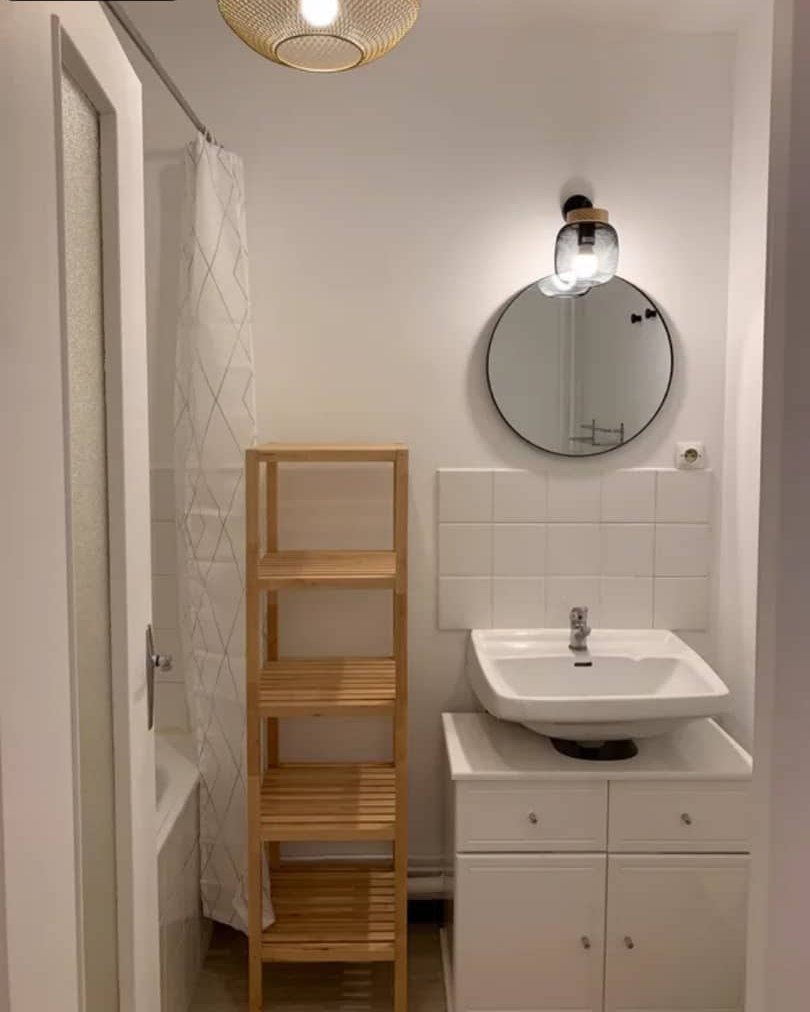 Alice66029323's tweet photo. Particulier loue appartement meublé, exposé sud-ouest, très ensoleillé avec une très belle vue sur Nantes et la Loire, situé sur l’île Beaulieu. Très bien équipé : cuisine équipée et aménagée, salon (canapé lit, bureau), belle chambre, SDB. Nombreux rangements (3 grands placards) https://t.co/vcN7wWtKt2