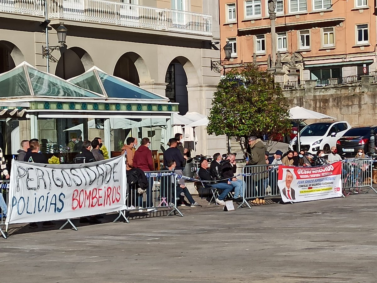Aplcoruna's tweet photo. 📣 Dónde si se encontraban un numeroso grupo de policías era en la plaza de María Pita.Entre ellos muchos que renunciaron a recoger sus condecoraciones por reclamar que se cumplan los acuerdos y por unos medios humanos y materiales adecuados para realizar su trabajo con garantías https://t.co/OAdcnqoJOz