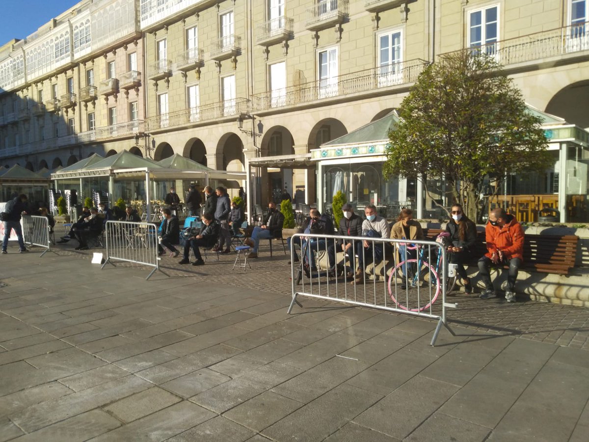 Aplcoruna's tweet photo. 📣 Dónde si se encontraban un numeroso grupo de policías era en la plaza de María Pita.Entre ellos muchos que renunciaron a recoger sus condecoraciones por reclamar que se cumplan los acuerdos y por unos medios humanos y materiales adecuados para realizar su trabajo con garantías https://t.co/OAdcnqoJOz