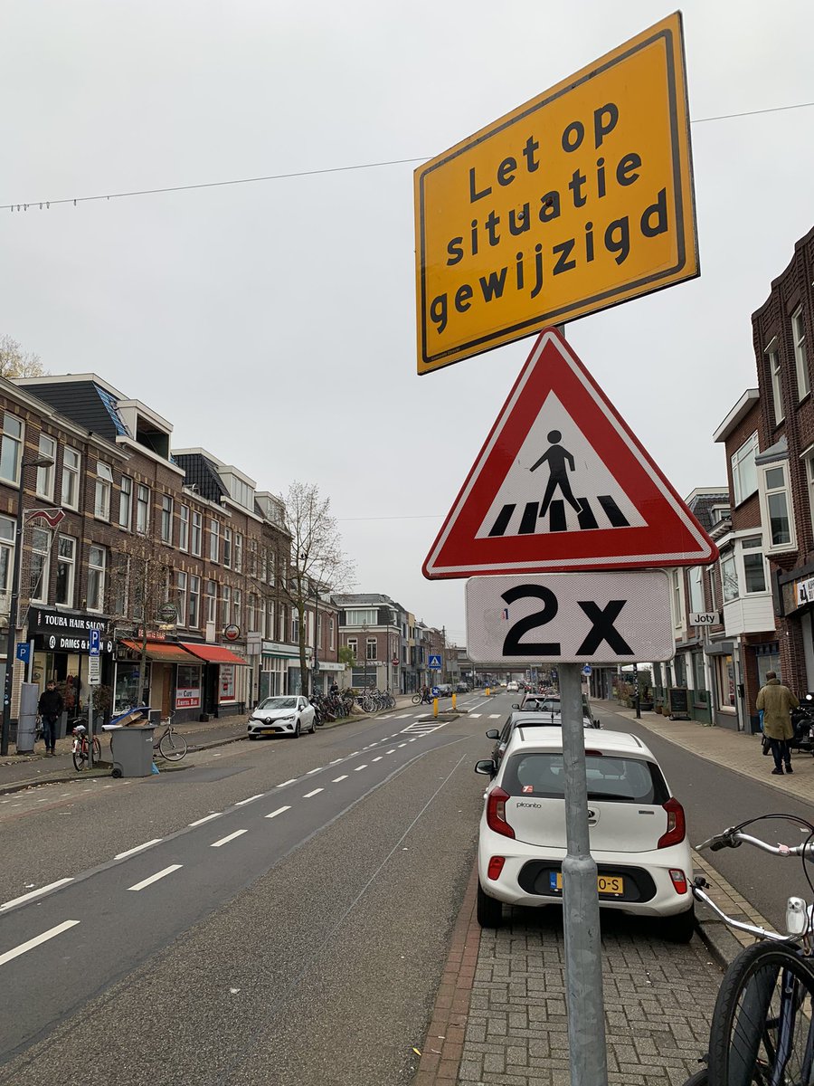 vwgpijlsweerd's tweet photo. Hoi @GemeenteUtrecht, wanneer komen jullie het bord “let op situatie gewijzigd” op de #Amsterdamsestraatweg (nabij GYS) weghalen?
De nieuwigheid van deze #zebrapaden is er inmiddels wel van af.
Een deel van de verf trouwens ook.

#Pijlsweerd #Bordenbrij #ASW030 https://t.co/WTeSSWZvB3