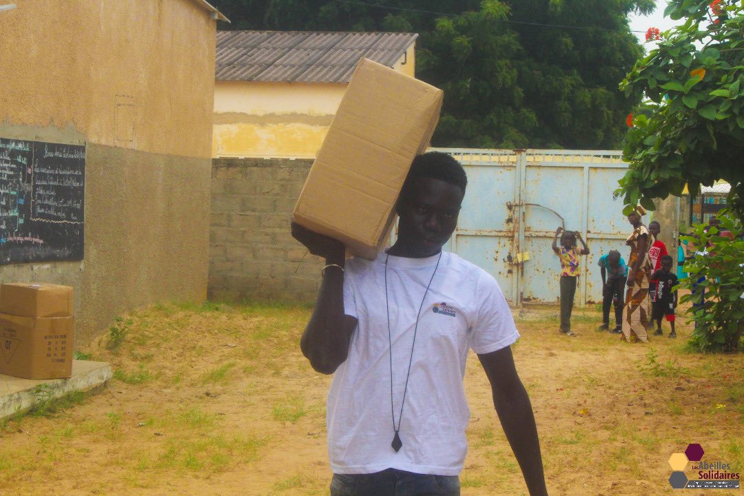 LESAS_LESAS's tweet photo. Nous voyons la détermination, l’engagement et des sourires de toute une jeunesse. 

1600 enfants scolarités en 2021 grâce à l’accompagnement, l’appui des partenaires, la générosité de nos donateurs et le magnifique travail des équipes sur le terrain. 
#lesabeillessolodaires https://t.co/8e387Nv6kV