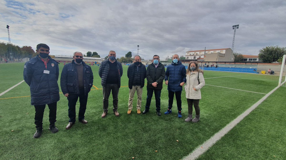 RFFM_oficial's tweet photo. 📍El presidente @PacoDiezRFFM y el vicepresidente de fútbol formativo @GuillermoLabor con el Alcalde de @A_Villaconejos #AdolfoPacheco, la concejal #AdelaMarín y directivos del @CDVSphera #GermánSánchez y #JavierBarrejon, con el delegado federativo #PabloPavón https://t.co/uhKsFCgZmU