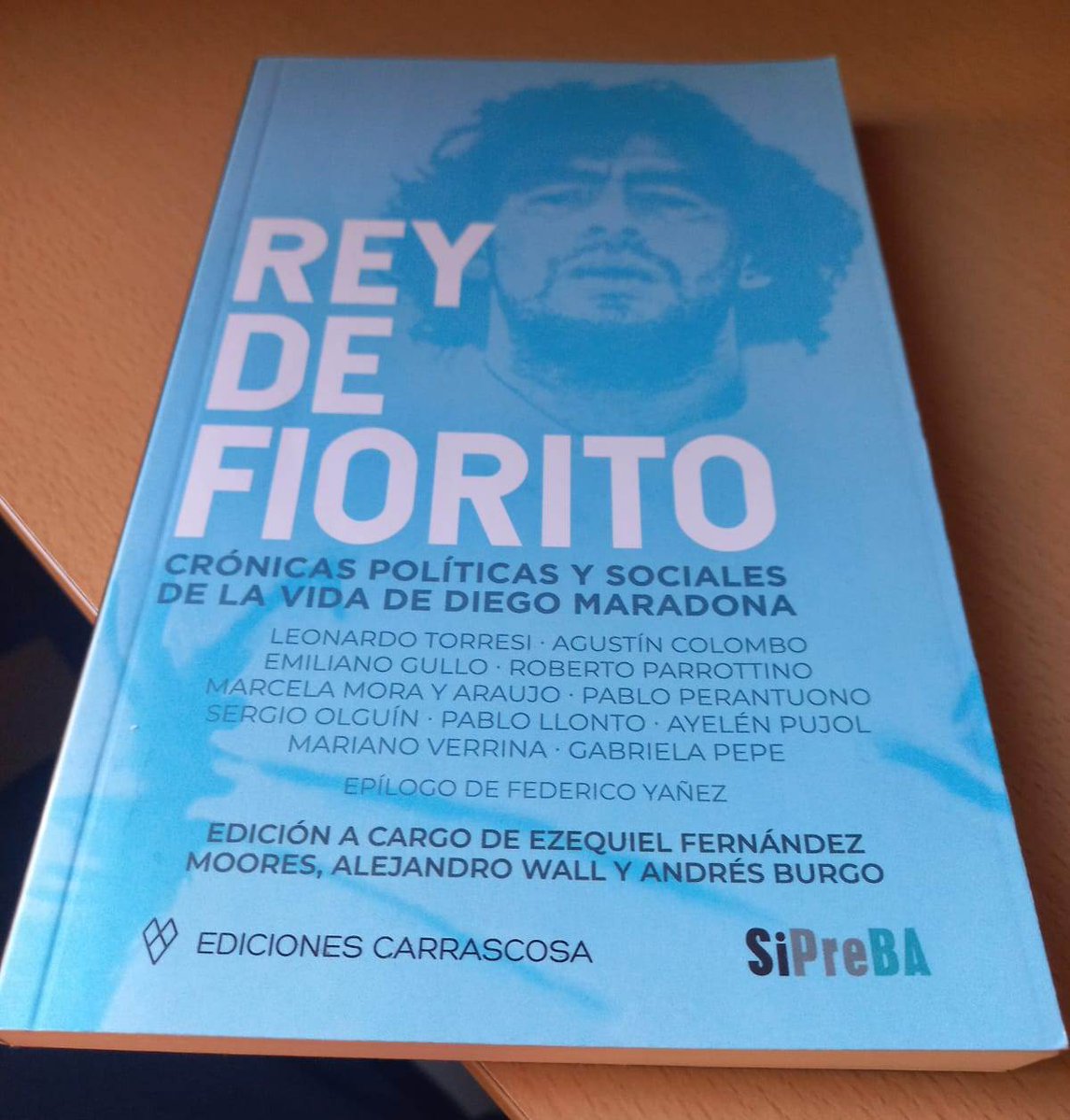 Diego10Querido's tweet photo. "REY DE FIORITO: Crónicas políticas y sociales de la vida de Diego Maradona".

Hermoso y recomendado libro maradoneano. 
Gracias a @Ed_Carrascosa por esta joya. https://t.co/GzQ0mRrRoH
