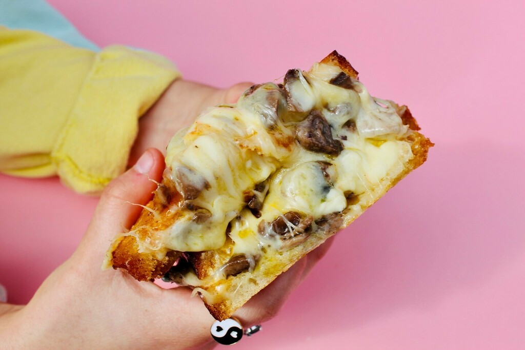 Smoked Fungi anyone? Packed full of mature white cheddar, smoked apple-wood, meaty mushrooms, mayo, Meltdown hot stuff on sourdough bread! #drool instagr.am/p/CWftJgcs44e/