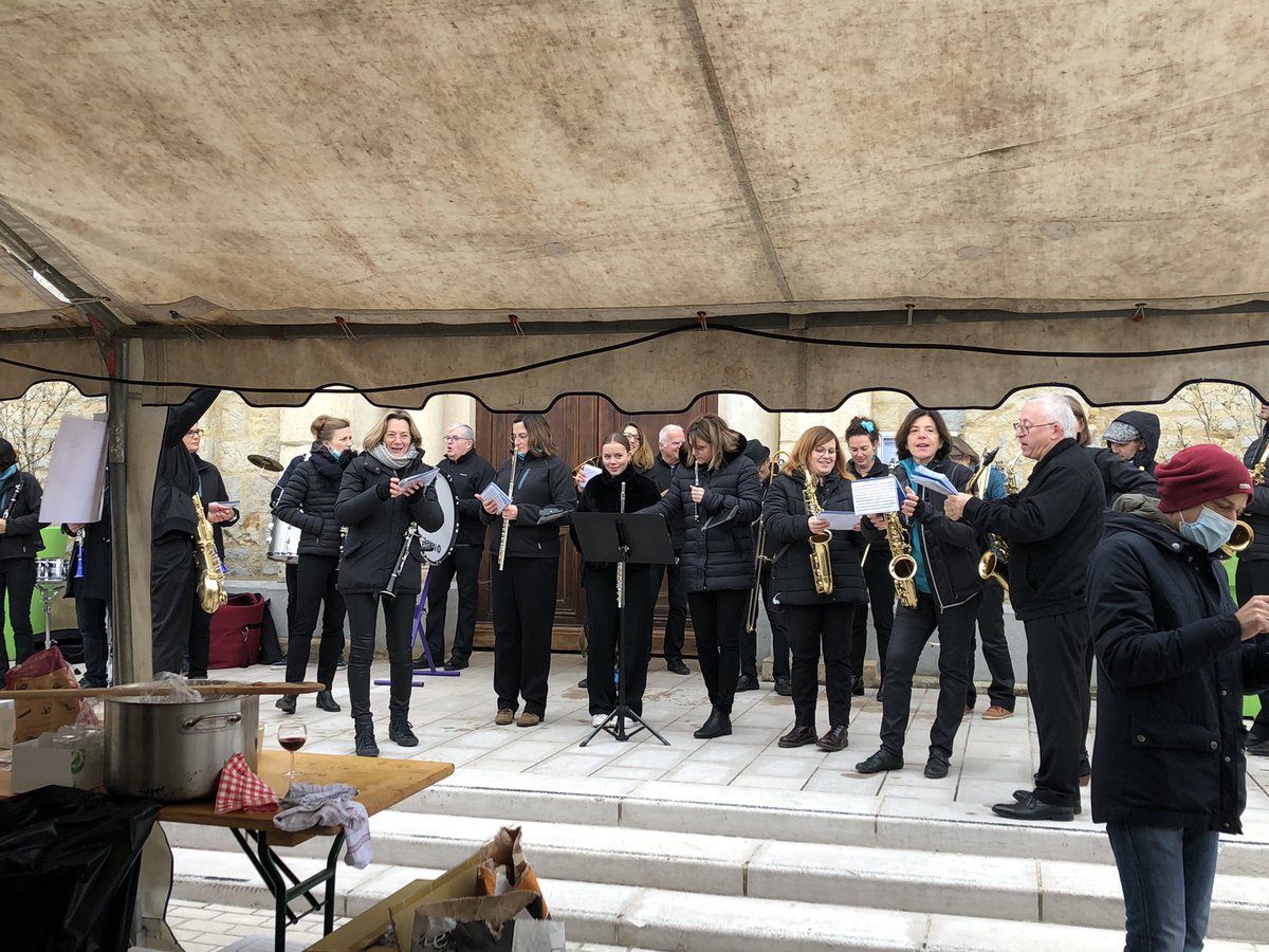 Audraymartinet's tweet photo. Semaine du sociétariat @ca_centrest : participation à la guinguette beaujolaise de Limonest de la @caisselocale de Chasselay avec un don de lots pour la tombola https://t.co/CT1dO0MF5H