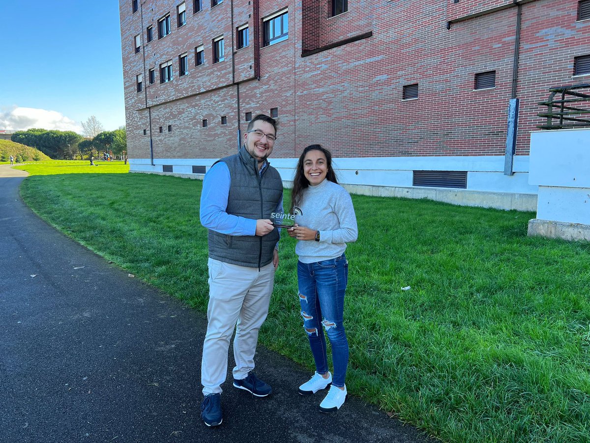 SHfemenino's tweet photo. 🔛 @sheylaandrino7 recibió el premio SEINTE.

⚽️La jugadora del @RealOviedoFem está en un proceso de recuperación pero gracias a su gran dedicación recibe galardones.

💪Enhorabuena Sheyla, ya queremos verte de vuelta‼️

#FutbolFemenino https://t.co/SfDfbbsgv2