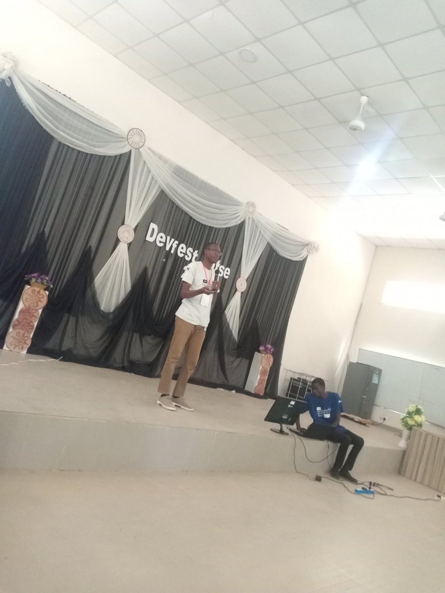 UncleBurger_'s tweet photo. Third speaker shaheed sani Abdullahi speaking on Android development at #d3vdest #devfestdutse21
#DevFest2021
@GoogleDevExpert
@GDG_Dutse @aniediudo @auwalms @AdamMGrant @KSheoranSandhu @Kolokodess
@googledevs @EricaKHanson
@dadeen__ @Dr_Bagwai @Sir_enjoy1 @HenryAdebayoo https://t.co/y9Sg15s3PX