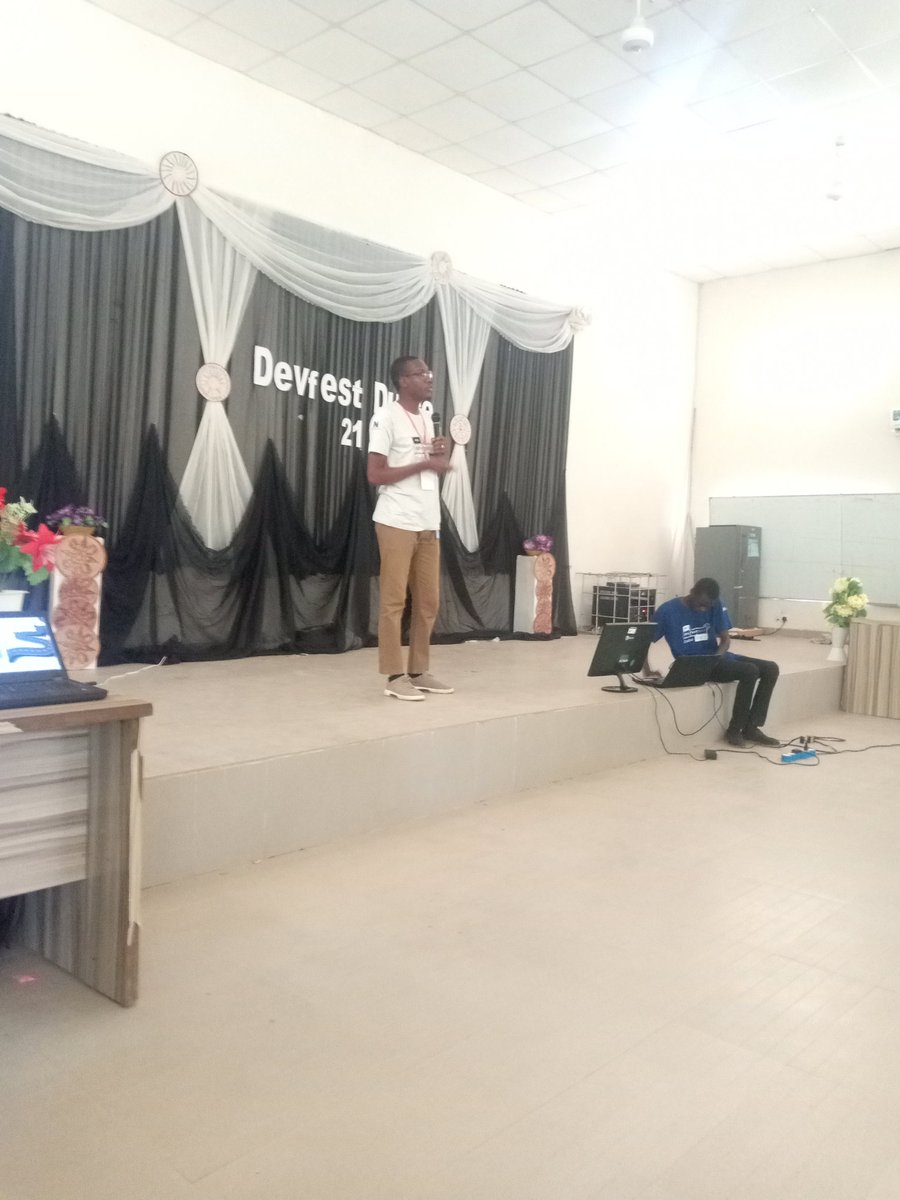 UncleBurger_'s tweet photo. Third speaker shaheed sani Abdullahi speaking on Android development at #d3vdest #devfestdutse21
#DevFest2021
@GoogleDevExpert
@GDG_Dutse @aniediudo @auwalms @AdamMGrant @KSheoranSandhu @Kolokodess
@googledevs @EricaKHanson
@dadeen__ @Dr_Bagwai @Sir_enjoy1 @HenryAdebayoo https://t.co/y9Sg15s3PX