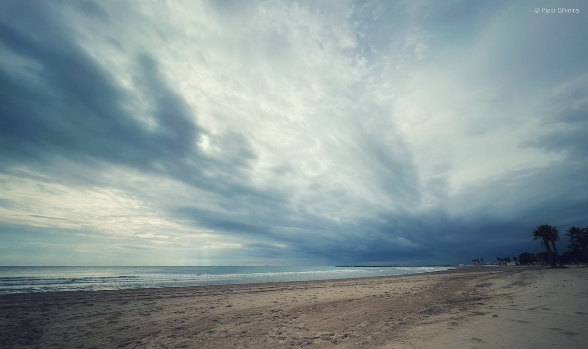 Playa infinita y solitaria en un precioso día otoñal 
#Benicàssim