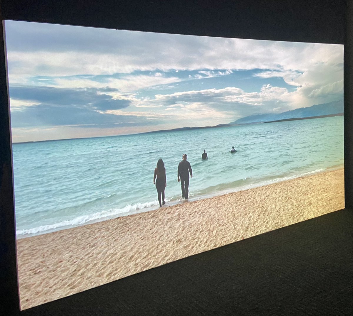 javierparrondob's tweet photo. Este año volvemos a colaborar con @LOOPBarcelona #LoopFair en @LaPedrera_BCN, una iniciativa cultural que se supera en cada edición. En esta ocasión hemos contado con el museo coreano de Ulsan. Seguiremos trabajando desde @CasaAsia para acercar el vídeo arte asiático! https://t.co/0F7ovYldom
