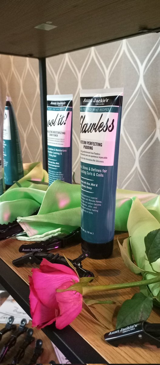 Kay_Tatyana's tweet photo. Out at Melrose Arch for @Clicks_SA's #Curlversations chatting all things hair and getting face time with haircare brands like @Sofnfree_Africa @AuntJackies_SA @nativechild_co and @Boity Hair Care to name a few https://t.co/arSQs3DOis