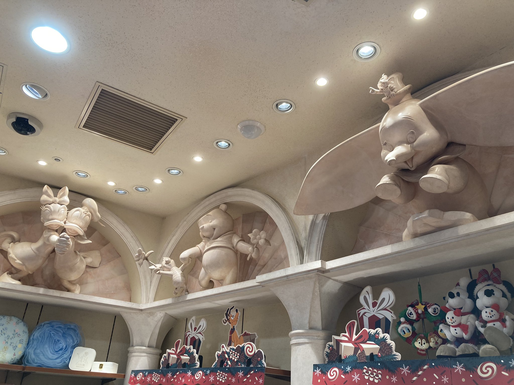 水門 ディズニーストア渋谷店のくっそ面白い小ネタ見つけてしまった キャラの石像が店の上に並んでるけど スティッチのところだけアーチがボロボロに傷ついてる T Co R0seybwy8g Twitter