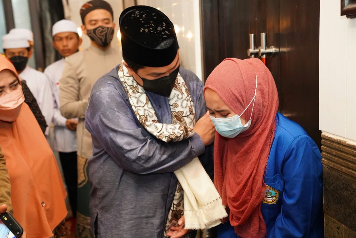 erickthohir's tweet photo. Bersyukur sekali hari ini bisa bertemu Nayla. Mahasiswi Universitas Zainul Hasan Genggong yang mampu menghafal 30 juz Al-Qur’an hanya dalam waktu 8 bulan saja. Anak muda Indonesia memang sangat inspirasional. Nayla mengajarkan, selama ada kemauan, apapun bisa terlaksana 🤲🏽 https://t.co/i3hyMpcrih