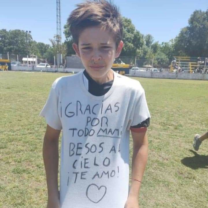 betcrisecuador's tweet photo. ¡EMOTIVA HISTORIA! 😢

Luca Güerci, juvenil del equipo Alumni de Argentina, sufrió el fallecimiento de su madre hace pocos días. A pesar de eso, decidió jugar el partido que tenía su club.

Entró, anotó un gol y se lo dedicó su mamá con una camiseta especial 🙏 https://t.co/Dq5lQNrjHT