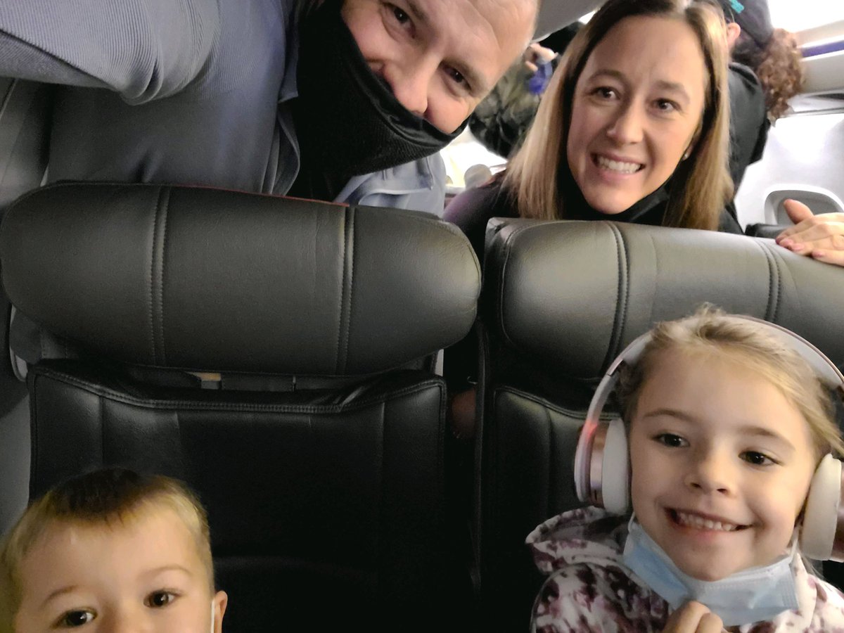 KateeZ3033's tweet photo. Off to the beach! Early morning ride on @AmericanAir to ORD, then onto TPA! #Thanksgiving2021 #Beachweek 🦃🌴☀️🌊 https://t.co/RdaSssoXWh