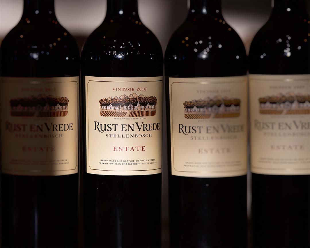 rustenvrede1694's tweet photo. We are happy to announce that our Estate 2018 received a 5-star rating in the recently released Platter’s Wine Guide 2022. Four consecutive vintages of achieving a 5-star rating! ⭐⭐⭐⭐⭐ #sawine #platters2022 #rustenvrede #stellenbosch #stellenboschwine #redblend #drinksawine https://t.co/4WJn0M16p0