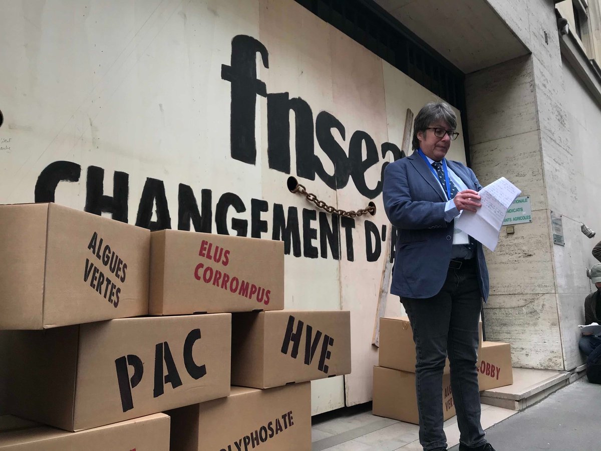 xrFrance's tweet photo. 🔴 ACTION EN COURS : CHANGEMENT D'ADRESSE

La @FNSEA transfère son siège social vers... @Agri_Gouv 😒

🚜🚜🚜 Face à l'agriculture productiviste, #ExtinctionRebellion dénonce aujourd'hui les liens étroits entre la @FNSEA et @Agri_Gouv  😡

🥗#ResilienceAlimentaire VS #FNSEA 🚜🚜 https://t.co/PJGwdkOUbc