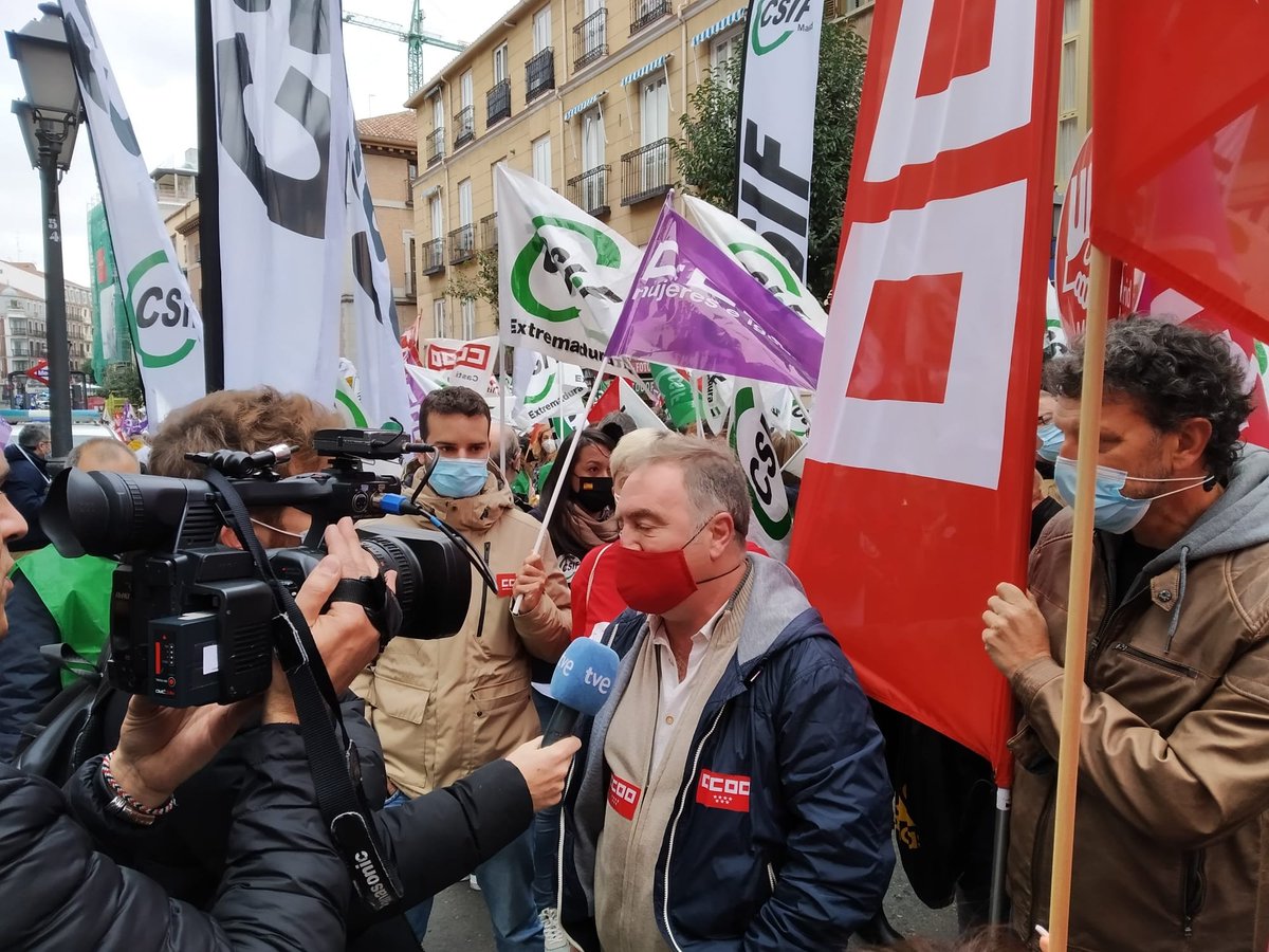FSCdeCCOO's tweet photo. ‼️📢 Multitudinaria manifestación del personal de Justicia no transferido a las CCAA, que demanda a Hacienda y Justicia incrementos salariales en línea con los de las autonomías con competencias en este ámbito ✊🏼💪🏼💪🏼 https://t.co/a6v10lxKdA