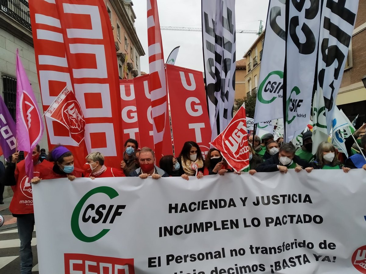 FSCdeCCOO's tweet photo. ‼️📢 Multitudinaria manifestación del personal de Justicia no transferido a las CCAA, que demanda a Hacienda y Justicia incrementos salariales en línea con los de las autonomías con competencias en este ámbito ✊🏼💪🏼💪🏼 https://t.co/a6v10lxKdA