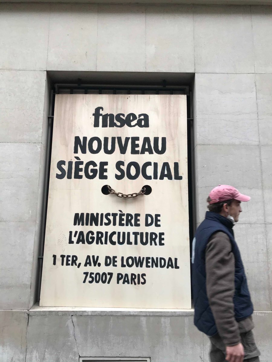 xrFrance's tweet photo. 🔴 ACTION EN COURS : CHANGEMENT D'ADRESSE

La @FNSEA transfère son siège social vers... @Agri_Gouv 😒

🚜🚜🚜 Face à l'agriculture productiviste, #ExtinctionRebellion dénonce aujourd'hui les liens étroits entre la @FNSEA et @Agri_Gouv  😡

🥗#ResilienceAlimentaire VS #FNSEA 🚜🚜 https://t.co/PJGwdkOUbc