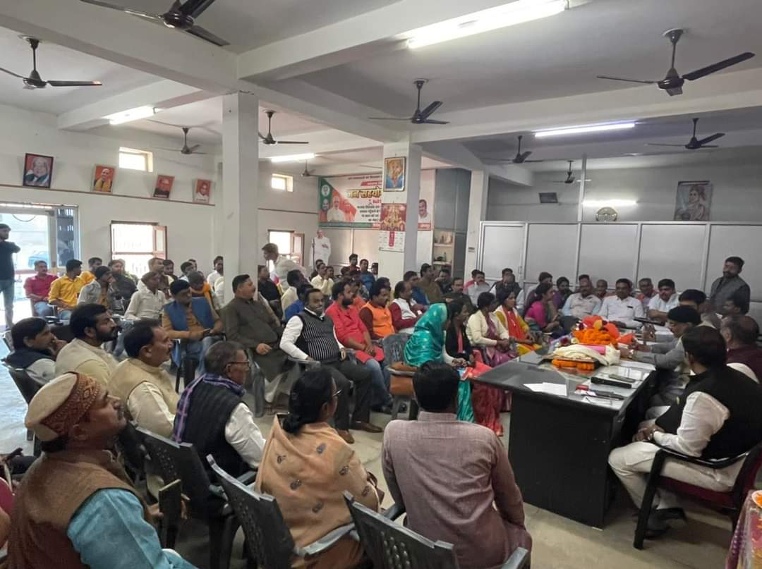 जनपद जौनपुर की विधान सभा बदलापुर और जौनपुर के सभी मंडलों की बैठक में कार्यकर्ताओं के साथ चर्चा कर आगामी कार्यक्रमों की जानकारी दी। @BJP4UP