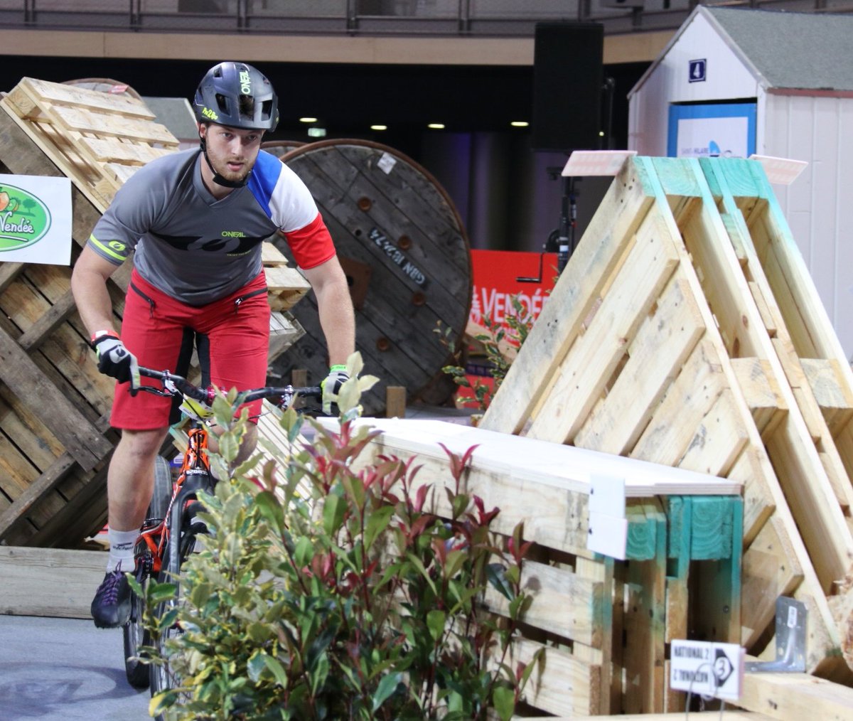 DepVendee's tweet photo. #VTTTrial Au #Vendéspace, c'est l'heure des qualifications pour la catégorie Élite hommes. Le niveau s'annonce élevé avec la participation de champions dont :

🚴‍Vincent Hermance, triple champion du monde
🚴‍@NicoVllee, vainqueur de la coupe du monde UCI 2018 https://t.co/1IDEkvrqsu