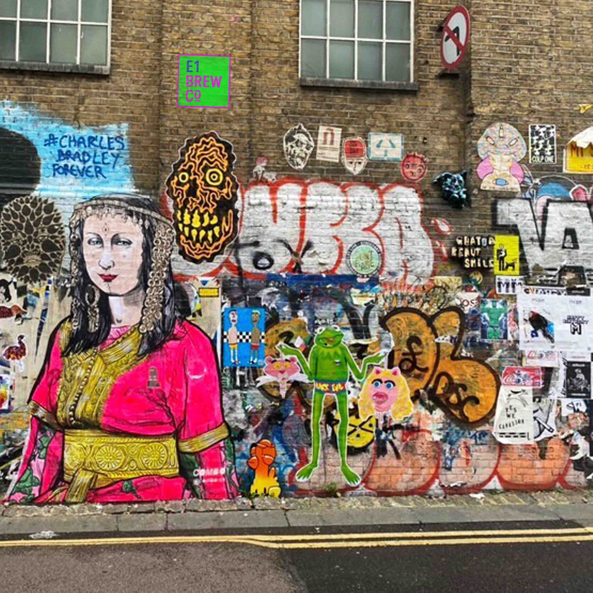 E1BrewCo's tweet photo. One wall to describe #Shoreditch..? This is it! 👇
#E1BrewCo #DiscoverE1 #StreetArtPhotography #LondonStreetArt #PublicArt #UrbanBuilding #ShoreditchGraffiti #UrbanPhotography #ShoreditchStreetArt #Graffiti #London #LondonPasteUpFestival #PasteUpPosters #UrbanWalls https://t.co/5ZEW6r4dsu