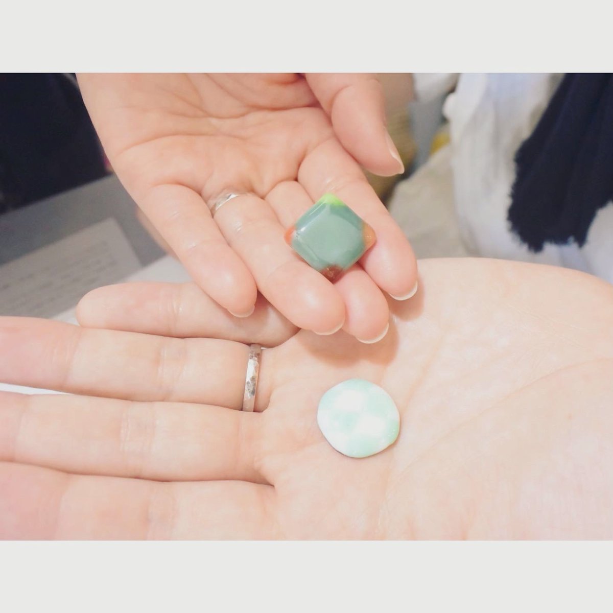 SmallPlain's tweet photo. ワークショップ1日目

ご夫婦で参加頂きました◎
奥様はこっくりカラーのピンブローチ、旦那様はメロンパン(?!)を作って頂きました🍈
デザインや色、作り方を相談しながらワイワイと盛り上がり
とても楽しい時間でした☺️

明日はどんな作品が出来上がるか楽しみです♪ https://t.co/Ogi9HlPLOo