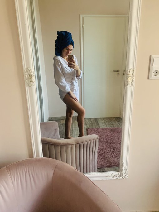 Valami k&egrave;sz&uuml;l &hellip; 🙏😍🥰 Csod&agrave;s napot mindenkinek 💋 https://t.co/p5MVfFBTAF