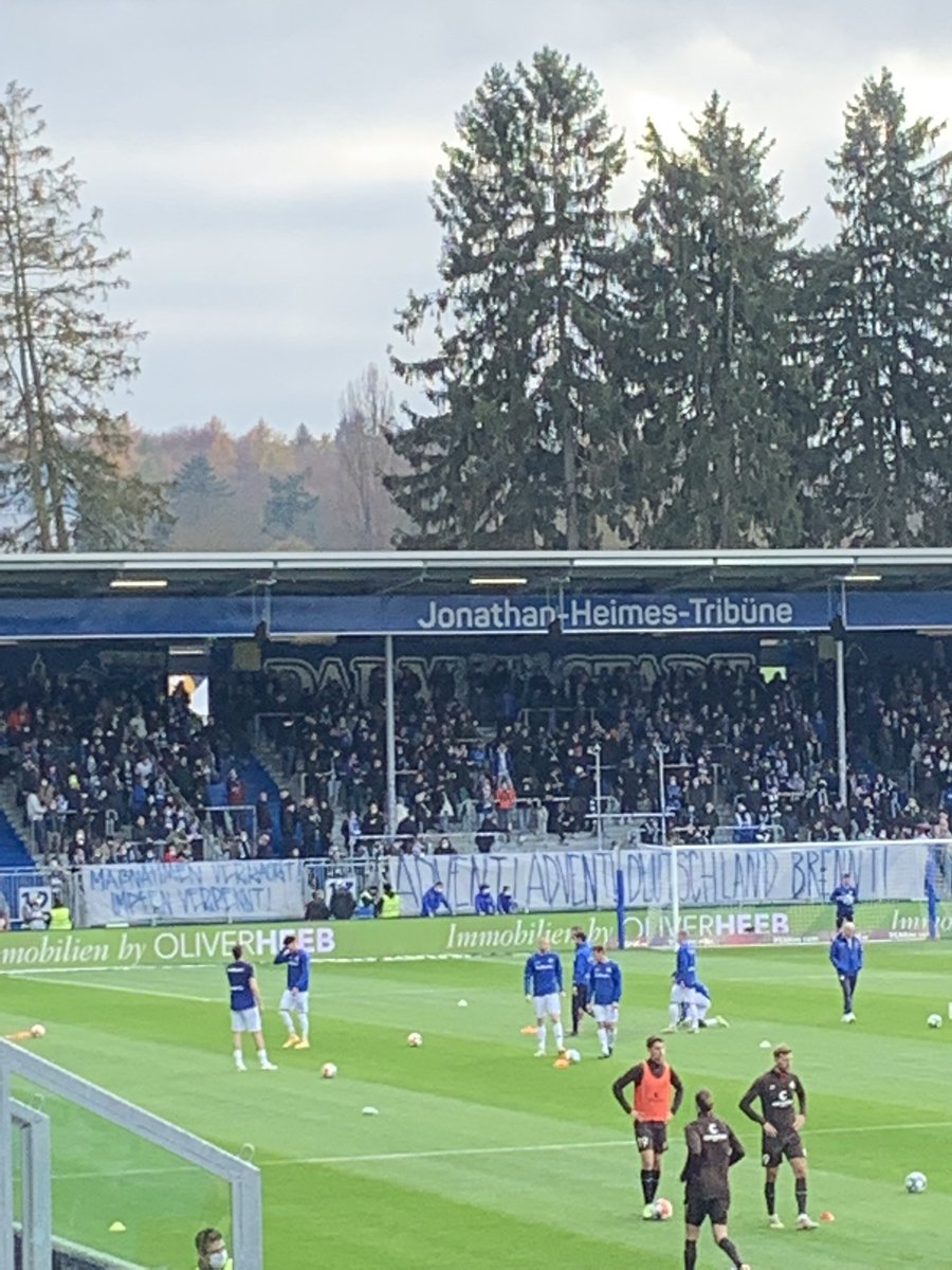 magischerfcblog's tweet photo. Update!
Links steht:
Maßnahmen verkackt, Impfen verpennt.
Rechts davon:
Advent, Advent, Deutschland brennt.
#d98fcsp https://t.co/oMNJxNdTWx