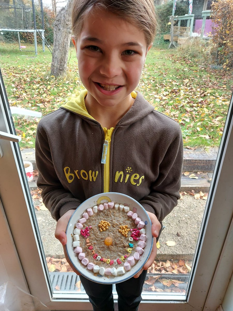 GuidingSussexE's tweet photo. Brownies, Rainbows and Guides from Brighton, St Leonards, Hailsham, Uckfield, Crowhurst, Chiddingly and Hove started the day with Snowman Porridge! ❄ ⛄️
Yummy!
#WinterWonderland2021 #virtualguiding #girlguidingsussexeast https://t.co/ydezij83Ye