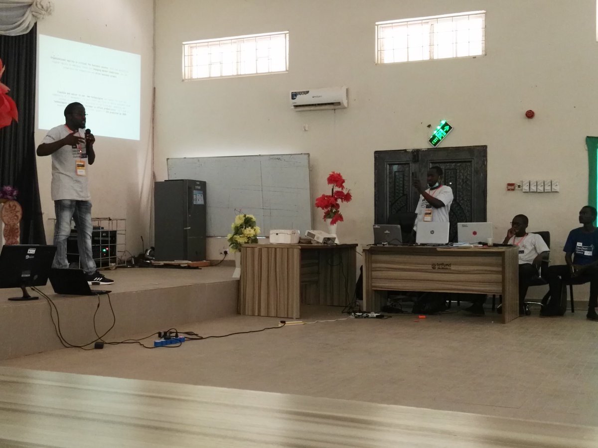 UncleBurger_'s tweet photo. Umar Muhammad speaking about Leveraging technology to enterprenuership #DevFest2021 #DevFestDutse21 #gdg @Sir_enjoy1 @UncleBurger_ @garo_web @ErrickM3 @googledevs @googledevgroups https://t.co/LVnYzUhTWu