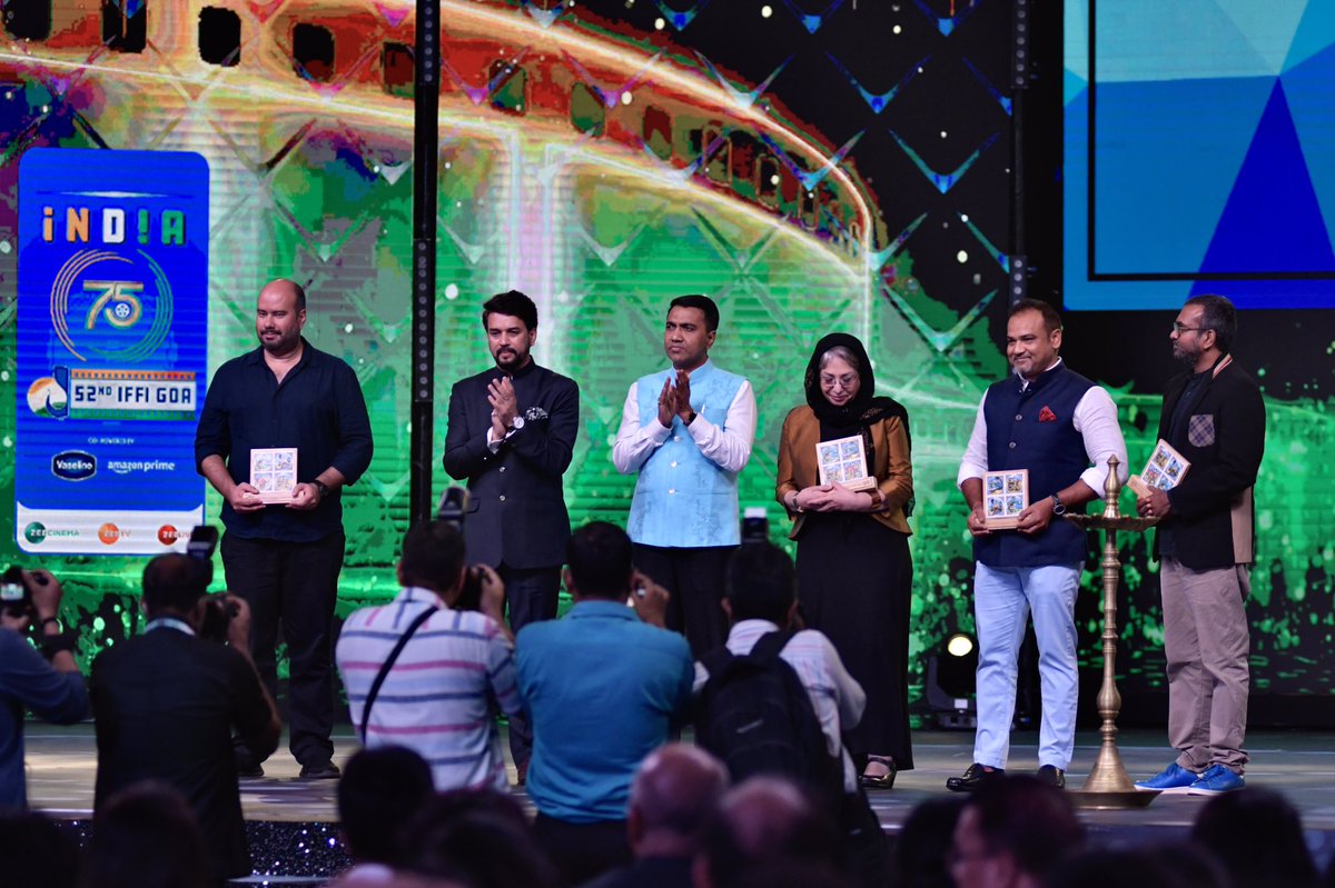 DelhiTimesTweet's tweet photo. #IFFI2021: The international jury members for the 52nd #IFFI were felicitated 

@nilamadhabpanda @woolley9lives 

#RakhshanBanietemad #NilaMadhabPanda #VimukthiJayasundara #CiroGuerra #StephenWoolley #IFFI52 #IFFIGoa https://t.co/o199gnt4as