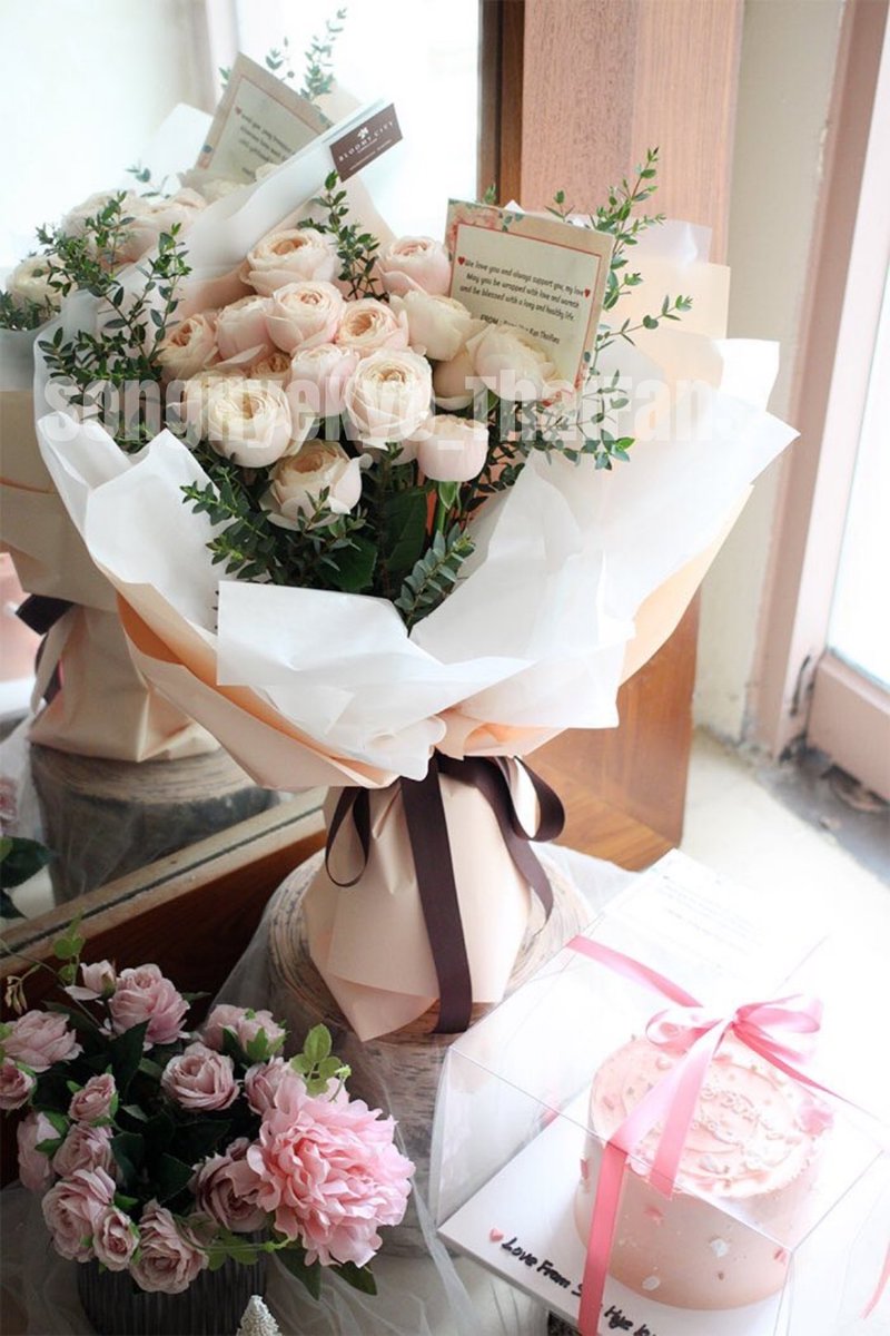 SHKThaiFans's tweet photo. เนื่องด้วยวันคล้ายวันเกิดของคุณ #ซงฮเยคโย ทางเราจึงได้จัดทำเค้กและช่อดอกไม้ส่งไปให้ หวังว่าคุณซงคนสวยจะชอบนะคะ😊❤️

#SongHyeKyo #송혜교 #HappyKyoDay 
#NowWeAreBreakingUp #지금헤어지는중입니다 #Songhyekyo_ThaiFans https://t.co/x8Q0ZxV0PY