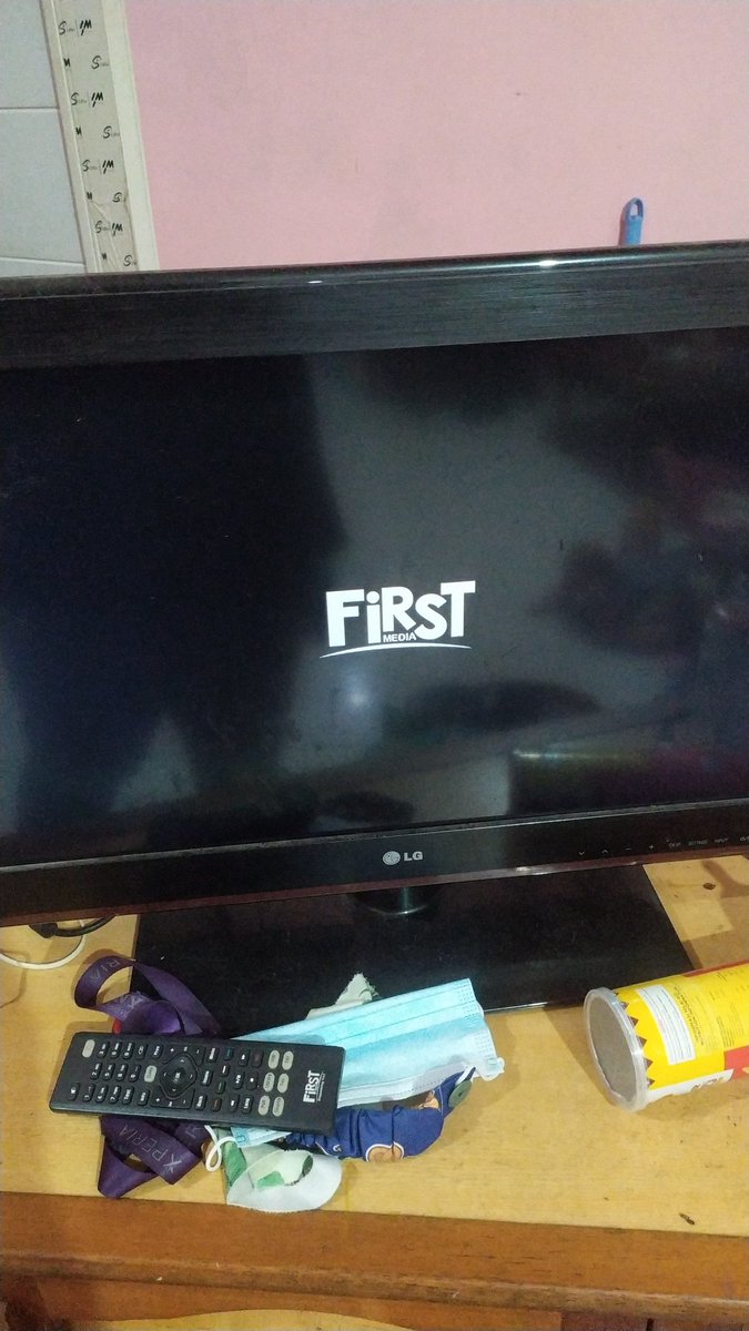 adya_genduts's tweet photo. Hi @FirstMediaCares tolong send teknisi donk decoder sy kok seperti ini yah yg tv??? https://t.co/EW819csNmk