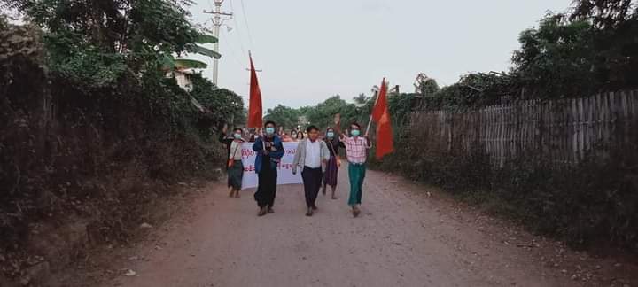 Phyo_Pm3's tweet photo. Yinmarbin's Sonechaung villagers hit the streets on the evening of November 20 to overthrow the murderous dictatorship.

#WarCrimesOfJunta
#Nov20Coup   
#WhatsHappeningInMyanmar https://t.co/vPAEwvnt3s