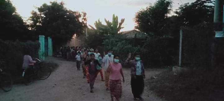 Phyo_Pm3's tweet photo. Yinmarbin's Sonechaung villagers hit the streets on the evening of November 20 to overthrow the murderous dictatorship.

#WarCrimesOfJunta
#Nov20Coup   
#WhatsHappeningInMyanmar https://t.co/vPAEwvnt3s
