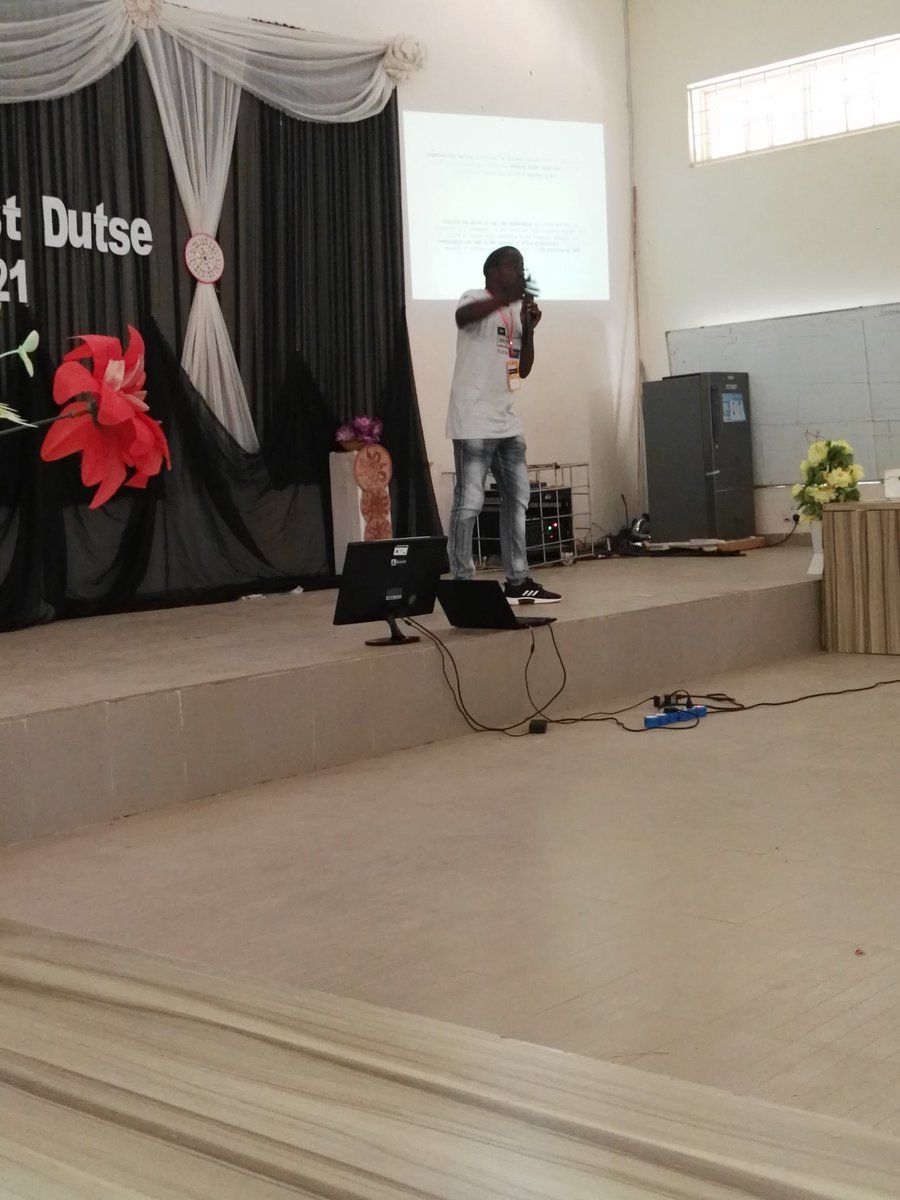 UncleBurger_'s tweet photo. Umar Muhammad speaking about Leveraging technology to enterprenuership #DevFest2021 #DevFestDutse21 #gdg @Sir_enjoy1 @UncleBurger_ @garo_web @ErrickM3 @googledevs @googledevgroups https://t.co/LVnYzUhTWu
