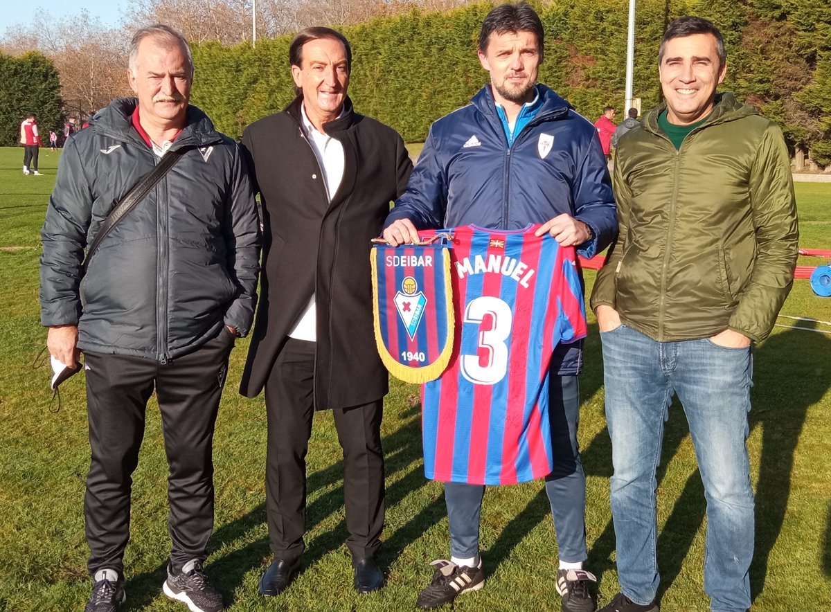 Hemos entregado al ex armero <a href="/ManuelCasty/">Manuel Castiñeiras</a>, actual Director Deportivo del <a href="/SD_Compostela/">S.D. Compostela</a>, una camiseta firmada y un banderín en agradecimiento por su ayuda para entrenar hoy en San Lázaro.  Aupa Manu!! 🤗

#LugoEibar #BetiArmaginak