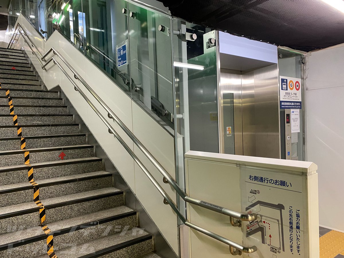 com_train_com's tweet photo. 【話題】エモいエレベーター
永田町駅から赤坂見附駅への連絡通路にある「斜行エレベーター」。関東の駅では初の設置だったりします。
前を見ると“前面展望”をしている様なワクワク感があります。もちろん利用時は高齢者や車椅子・ベビーカーの方優先で。
#斜行エレベーター #赤坂見附駅 #永田町駅 https://t.co/9c7ejMErx9