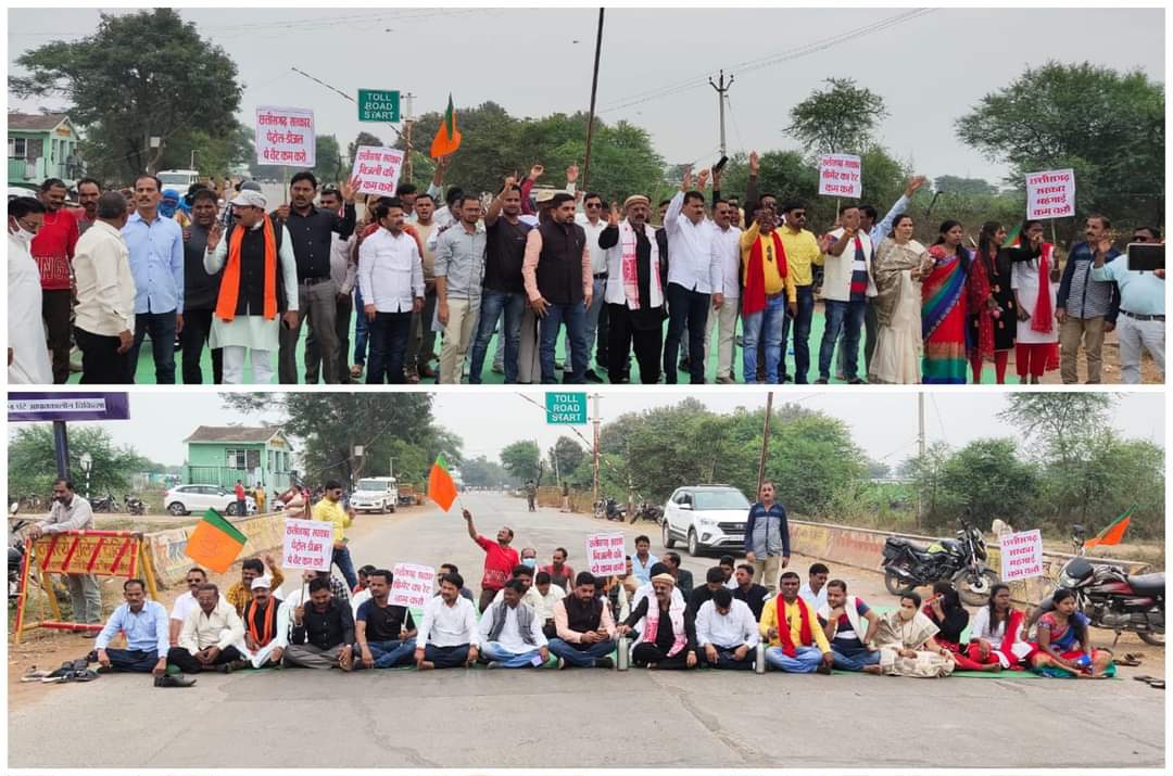 CGDurgeshThakur's tweet photo. राज्य में पेट्रोल-डीजल में वैट कम करने की मांग को लेकर भाजपा कवर्धा द्वारा रायपुर रोड में प्रदर्शन कर चक्का जाम किया गया व भूपेश सरकार के खिलाफ जमकर नारेबाजी की गई।

#BhupeshReduceVATTax 
#BhupeshReduceTax https://t.co/gmEydpotCO