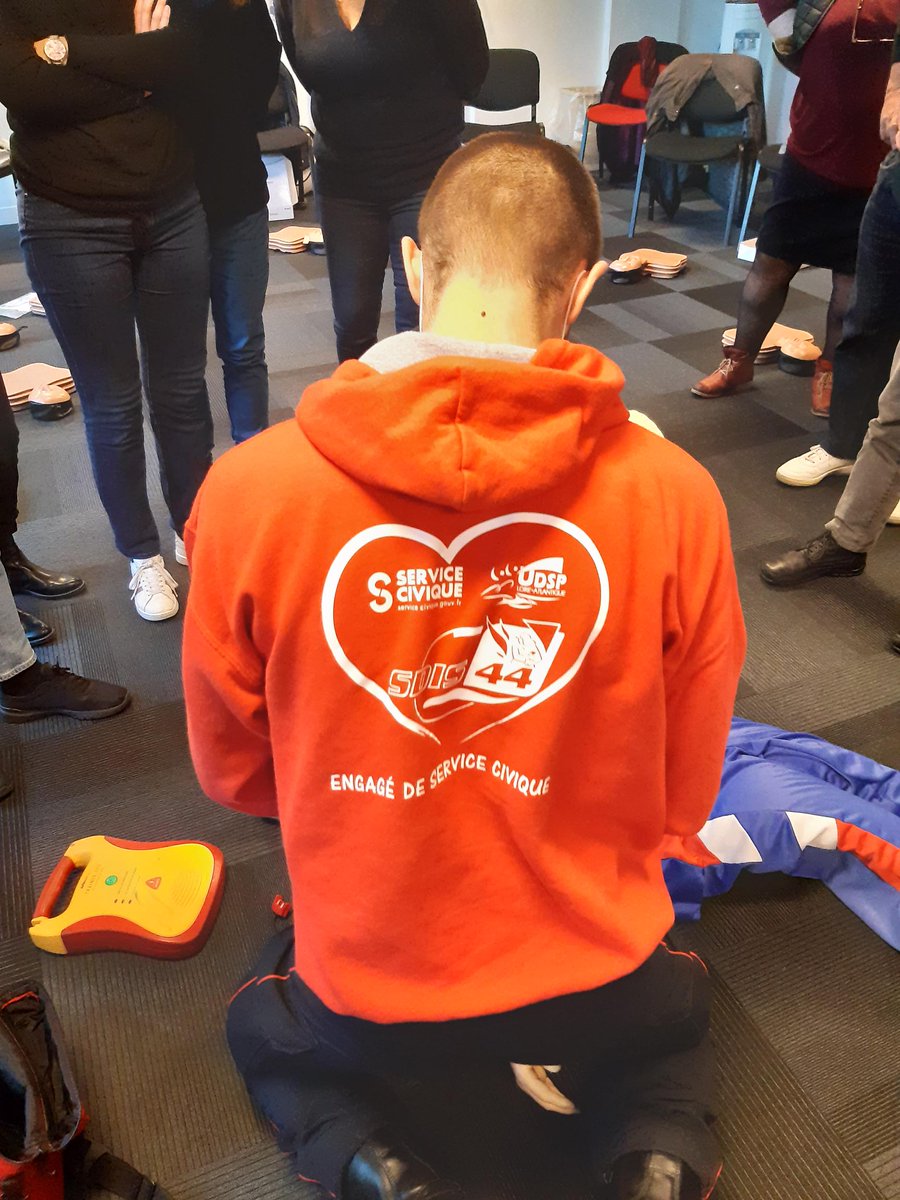 DUVALMagali1's tweet photo. GESTES QUI SAUVENT : à Nantes aussi, les formations s'enchainent sur le site @GroupamaLB avec un engagé de service civique de l'@UDSP44officiel encadré par un formateur titulaire. #prevention https://t.co/6ALee0gXnT
